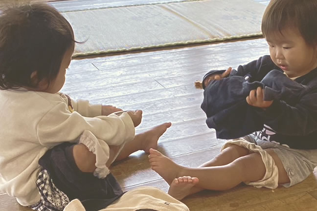 おむつではなくパンツで過ごす子どもたち